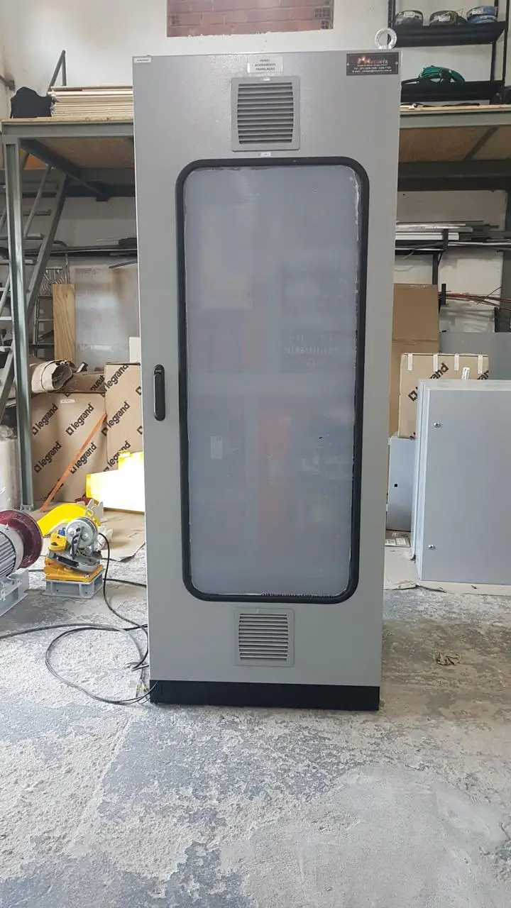 Painel Elétrico de Acionamento Finalizado — Grupo Mecavix Painel elétrico industrial de acionamento finalizado com identificação técnica na fábrica do Grupo Mecavix