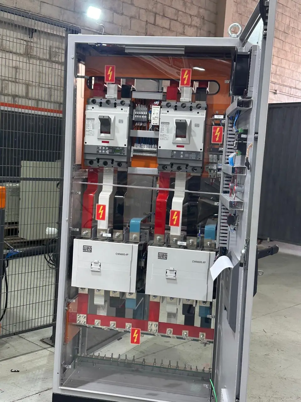 Inspeção e Barramentos de Painel Elétrico WEG — Grupo Mecavix Painel elétrico de potência com disjuntores WEG ACW800U, contatores CWM800 e barramentos de cobre isolados